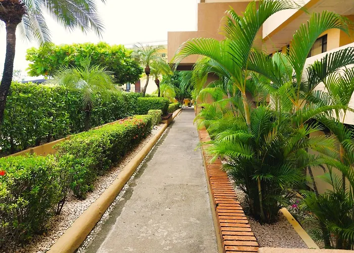 Presidential 4 - Spacious In The Heart Of Flamingo, Sleeps 6 * Playa Flamingo